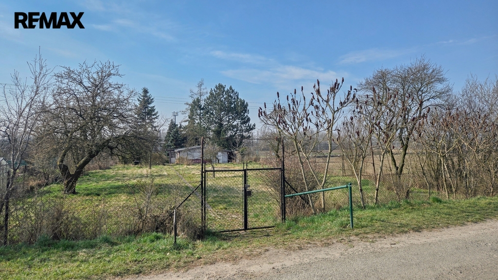 Pohled do zahrady od přístupové cesty