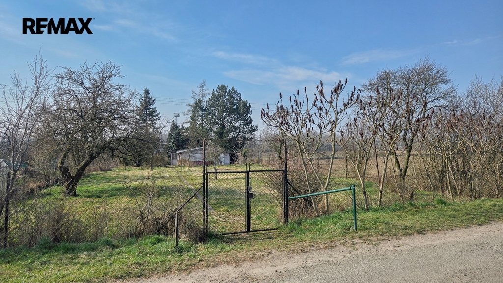 Pohled do zahrady od přístupové cesty