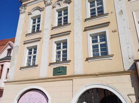 Přední pohled dům na náměstí | Prodej bytu, 1+kk, 53 m²
