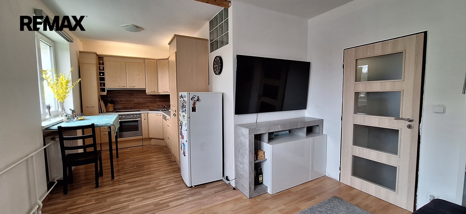 Obývací pokoj s kuchyňským koutem