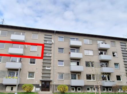 Pohled na budovu z parkoviště | Prodej bytu, 3+1, 890 m²
