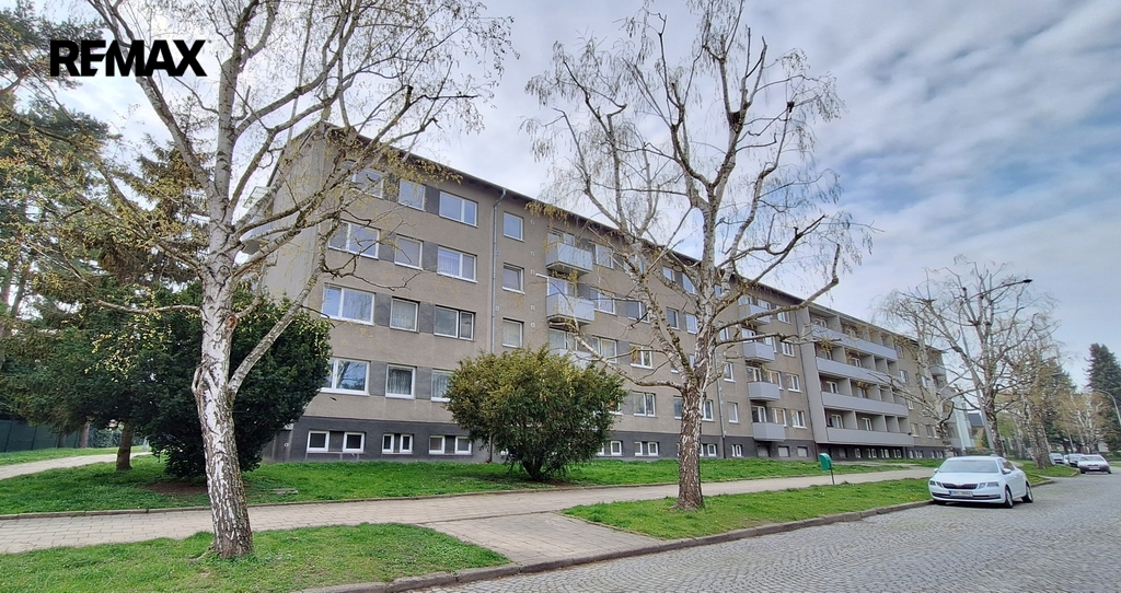 Pohled na budovu ze silnice