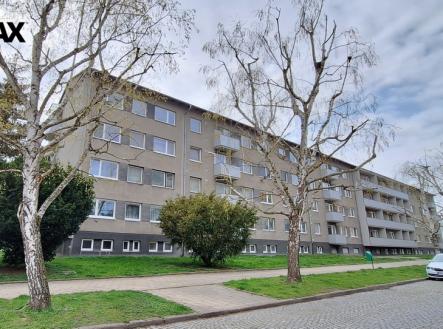 Pohled na budovu ze silnice | Prodej bytu, 3+1, 890 m²