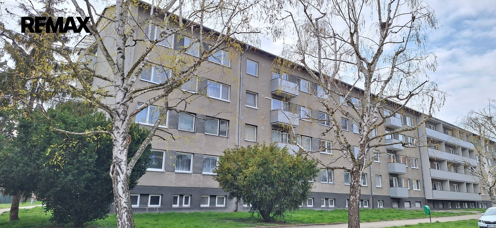 Pohled na budovu ze silnice