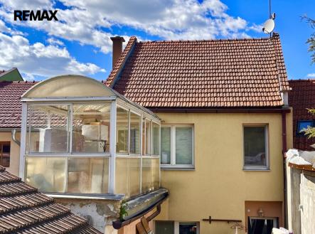 Pohled ze dvora na terasu | Prodej - dům/vila, 120 m²