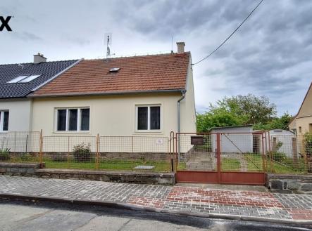Pohled na dům z ulice | Prodej - dům/vila, 66 m²