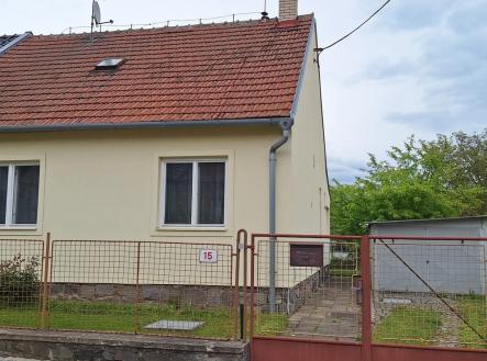 Pohled na dům z ulice | Prodej - dům/vila, 66 m²
