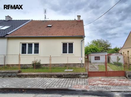 Pohled na dům z ulice | Prodej - dům/vila, 66 m²