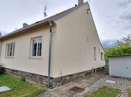 Pohled na dům ze zahrady | Prodej - dům/vila, 66 m²