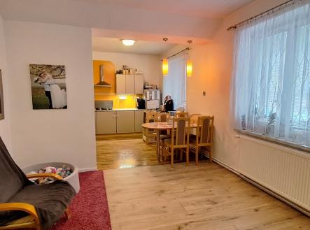 Pohled z obývacího pokoje do kuchyňského koutu | Pronájem bytu, 2+kk, 55 m²