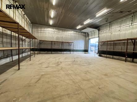 Pronájem - skladovací prostor, 232 m²