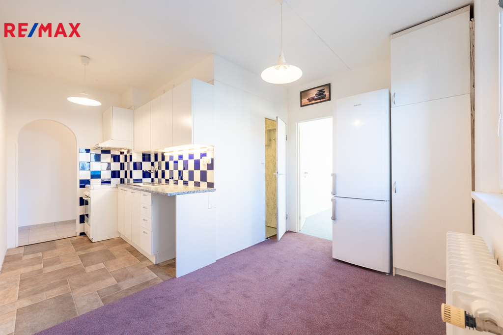 kuchyň s jídelním koutem a lednicí