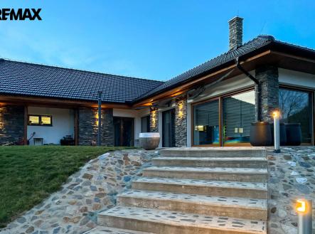 cdac3919-4c7c-4b2a-9f1d-1b4722a69cd8.jpg | Prodej - dům/vila, 255 m²