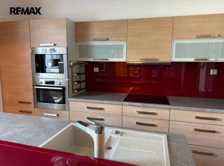 +420 604 191 744 I denisa.myslivcova@re-max.cz | Prodej - dům/vila, 235 m²