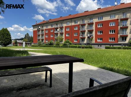 Z obou pokojů je výhled na park | Prodej bytu, 2+1, 58 m²