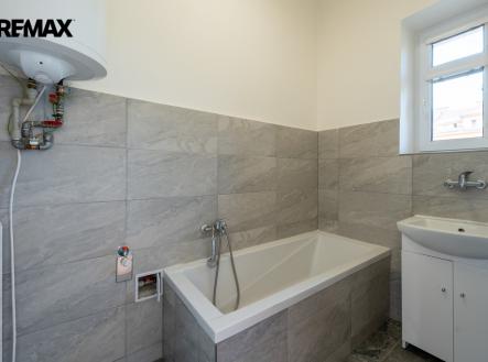 koupelna s vanou a umyvadlem | Pronájem bytu, 2+1, 86 m²
