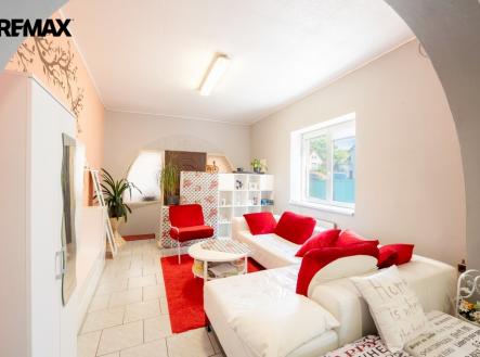 Obývací pokoj s ložnicí v přízemí | Prodej - dům/vila, 107 m²