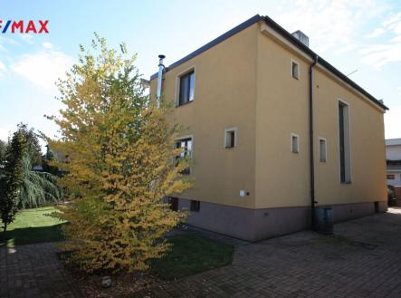 pohled na dům od garáže | Prodej - dům/vila, 161 m²