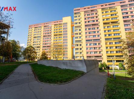 Pohled na dům z východu | Prodej bytu, 3+kk, 72 m²