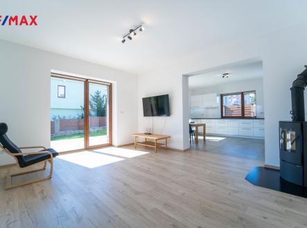 obývací pokoj + jídelna | Pronájem - dům/vila, 209 m²