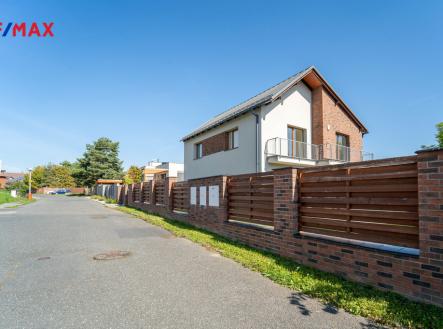 pohled na dům z ulice | Pronájem - dům/vila, 209 m²