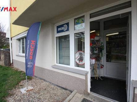 vstup do prodejny | Prodej - obchodní prostor, 141 m²