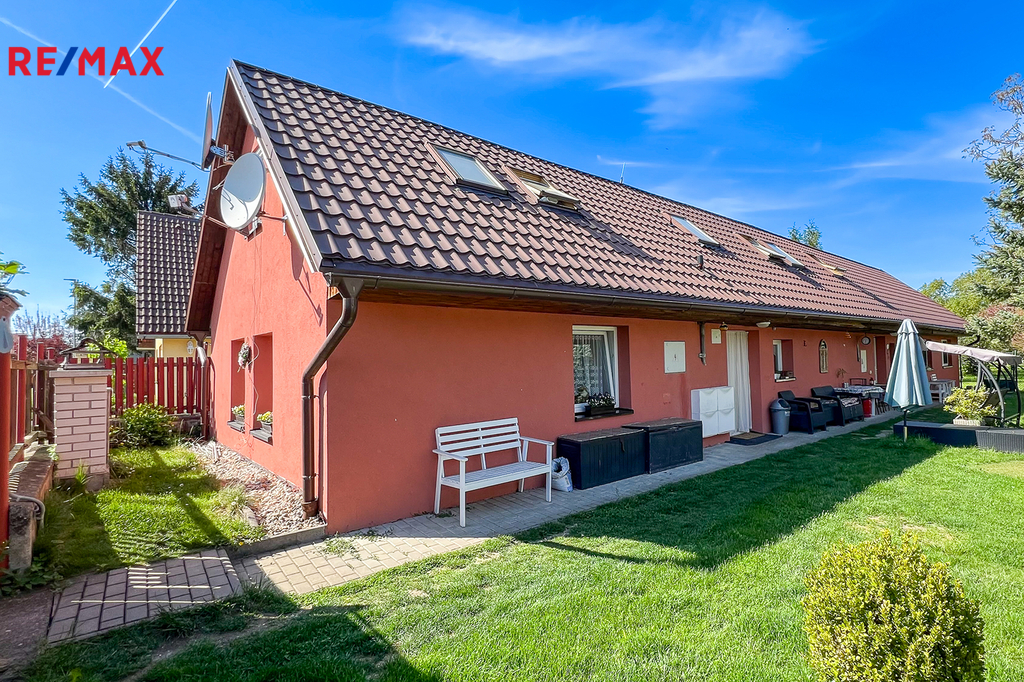 Pohled na dům od vstupu na pozemek