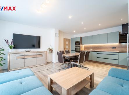 Přizemí - kuchyň a obávací pokoj | Prodej - dům/vila, 197 m²