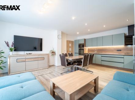 Přizemí - kuchyň a obávací pokoj | Prodej - dům/vila, 197 m²