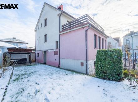 zadní pohled na dům, zahrádka s posezením | Prodej - dům/vila, 180 m²