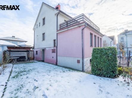 zadní pohled na dům, zahrádka s posezením | Prodej - dům/vila, 180 m²