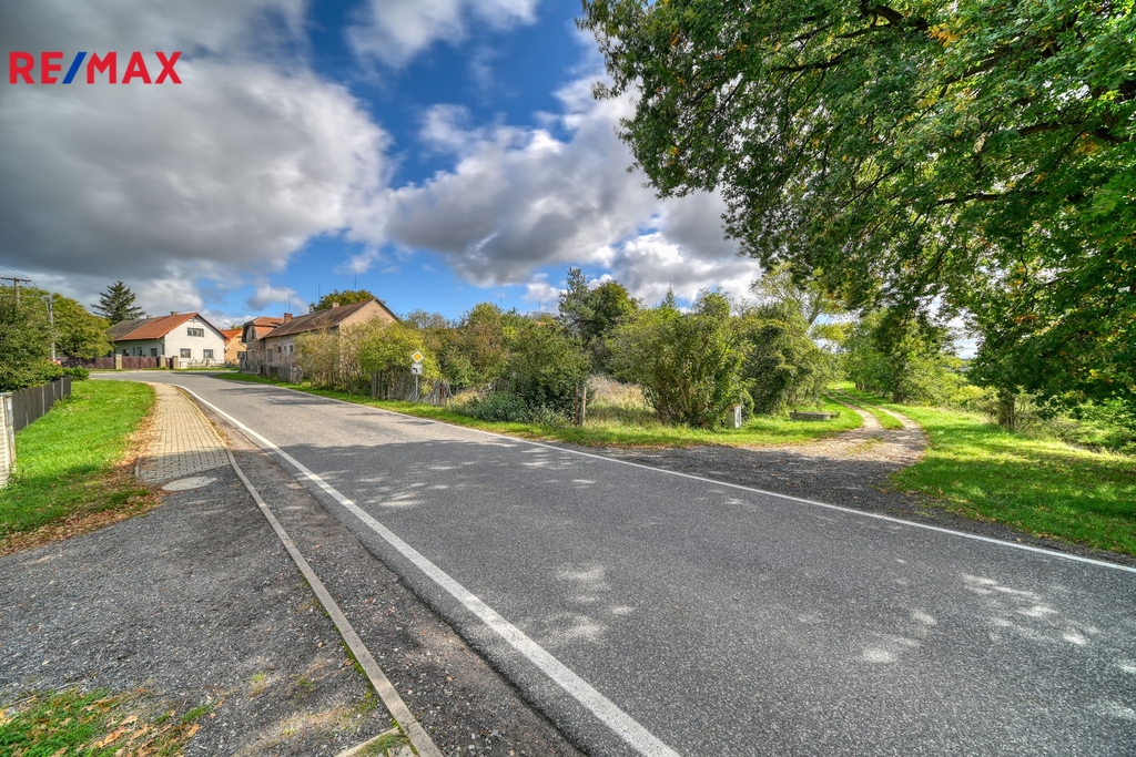 pohled na pozemek z hlavní příjezdové komunikace
