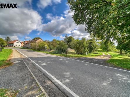 pohled na pozemek z hlavní příjezdové komunikace | Prodej - pozemek pro bydlení, 974 m²