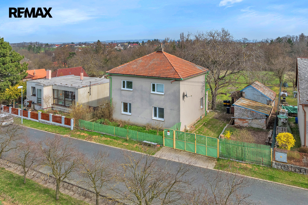 pohled na dům z ulice