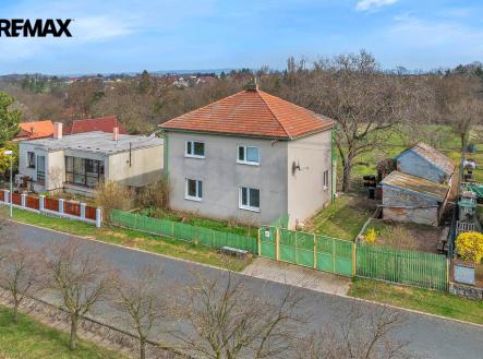 pohled na dům z ulice | Prodej - dům/vila, 130 m²