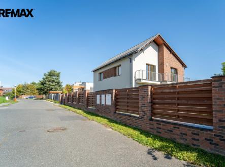 pohled na dům z ulice | Pronájem - dům/vila, 209 m²