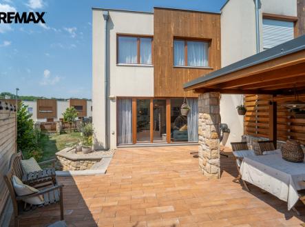 Pohled na dům z terasy | Prodej - dům/vila, 106 m²