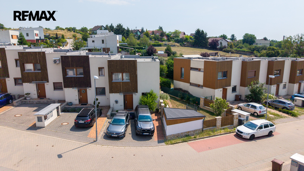 Krajní řadový dům - parkovací stání a zahradní domek