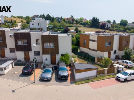 Krajní řadový dům - parkovací stání a zahradní domek | Prodej - dům/vila, 106 m²