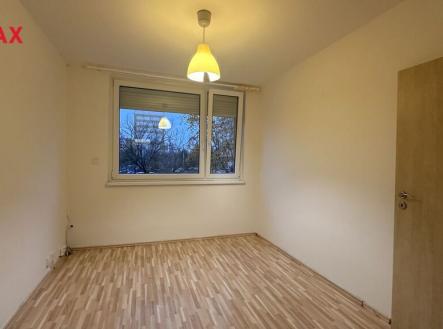 a-loznice-1-okno-s-velkovni-roletou.jpeg | Prodej bytu, 2+kk, 37 m²