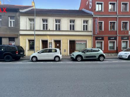 Pohled na dům z ulice | Prodej - obchodní prostor, 212 m²