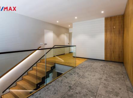 vstupní hala se schodištěm | Prodej - dům/vila, 334 m²