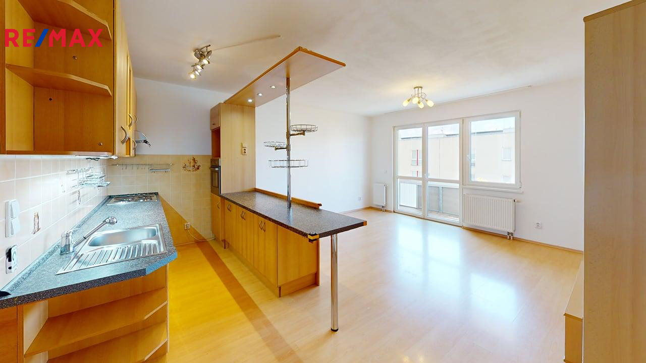 byt-2kk-s-lodzii-a-komorou-frantiska-divise-136854f-uhrineves-praha-kitchen-1.jpg