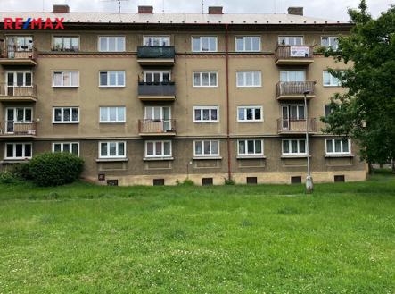 pohled na dům ze západu | Prodej bytu, 2+1, 53 m²
