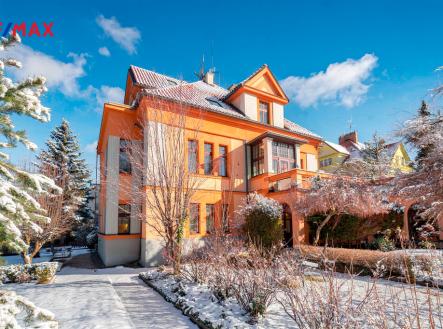 Pohled na vilu a sluneční terasu | Prodej - dům/vila, 464 m²