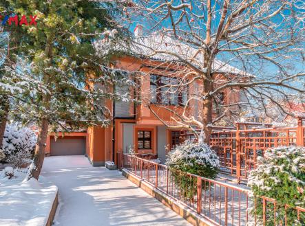 Pohled na vilu příjezdová cesta | Prodej - dům/vila, 464 m²