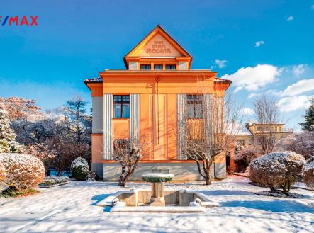 Kašna s fontánou a pohled na vilu ze zahrady | Prodej - dům/vila, 464 m²