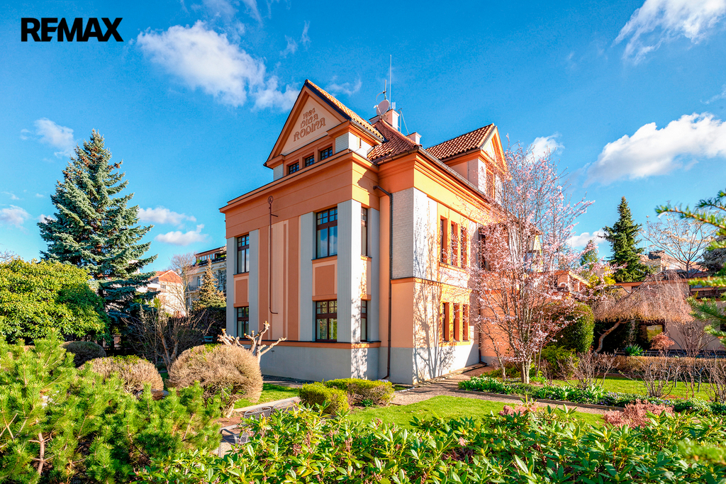 Pohled na vilu ze zahrady