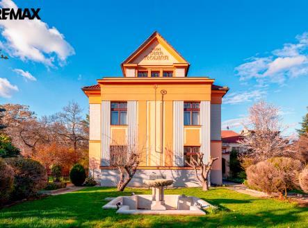 Kašna s fontánou a pohled na vilu ze zahrady | Prodej - dům/vila, 464 m²