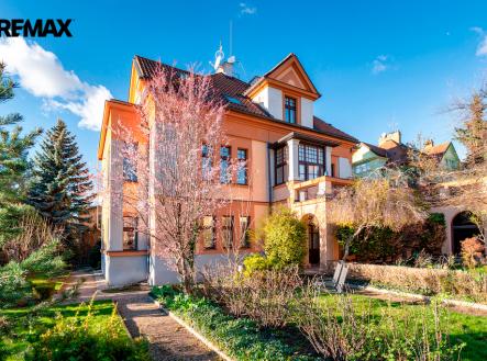 Pohled na vilu a sluneční terasu | Prodej - dům/vila, 464 m²